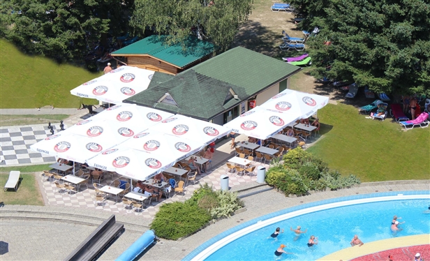 Die große Poolbar direkt am Strömungsmassagebad